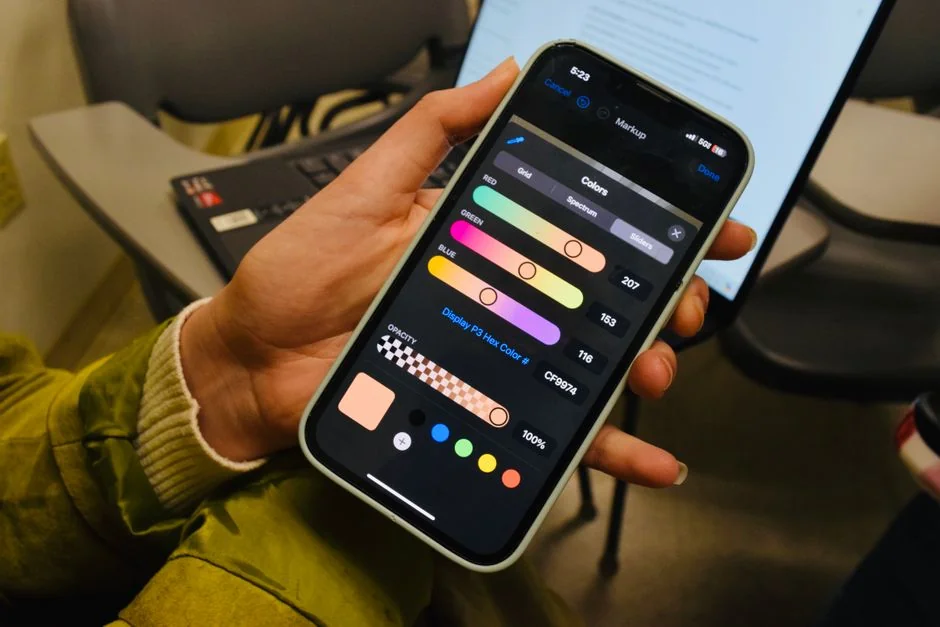 Personne faisant des achats en ligne sur un ordinateur portable avec une carte bancaire, mettant en avant la simplicité du e-commerce.